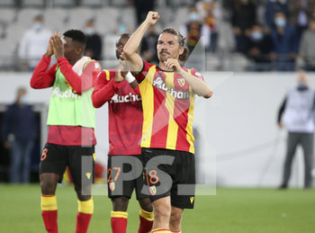2020-09-10 - Yannick Cahuzac of Lens celebrates with teammates the victory following the French championship Ligue 1 football match between RC Lens (Racing Club de Lens) and Paris Saint-Germain (PSG) on September 10, 2020 at Stade Felix Bollaert in Lens, France - Photo Juan Soliz / DPPI - RC LENS (RACING CLUB DE LENS) VS PARIS SAINT-GERMAIN (PSG) - FRENCH LIGUE 1 - SOCCER