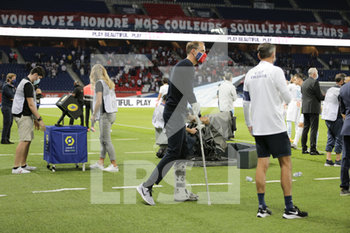 2020-09-13 - Thomas TUCHEL (PSG) with his crutches and message from supporters of PSG with banner 'VOUS AVEZ HONORE NOS COULEURS SOUILLEZ LES LEURS' during the French championship Ligue 1 football match Uber Eats between Paris Saint-Germain and Olympique de Marseille on September 13, 2020 at Parc des Princes in Paris, France - Photo Stephane Allaman / DPPI - PARIS SAINT-GERMAIN VS OLYMPIQUE DE MARSEILLE - FRENCH LIGUE 1 - SOCCER