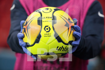 2020-09-13 - Illustration of the official ball Ligue 1 Uber Eats Elysia by Uhlsport saison 2020 - 2021 in hand of line out assistant weared with surgical gloves against CoVid19 during the French championship Ligue 1 football match Uber Eats between Paris Saint-Germain and Olympique de Marseille on September 13, 2020 at Parc des Princes in Paris, France - Photo Stephane Allaman / DPPI - PARIS SAINT-GERMAIN VS OLYMPIQUE DE MARSEILLE - FRENCH LIGUE 1 - SOCCER