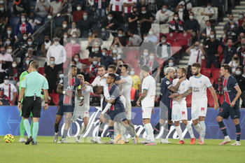 2020-09-13 - Leandro PAREDES (PSG) grabs by the throat Valere GERMAIN (Olympique de Marseille) (Olympique de Marseille) during the French championship Ligue 1 football match Uber Eats between Paris Saint-Germain and Olympique de Marseille on September 13, 2020 at Parc des Princes in Paris, France - Photo Stephane Allaman / DPPI - PARIS SAINT-GERMAIN VS OLYMPIQUE DE MARSEILLE - FRENCH LIGUE 1 - SOCCER