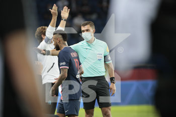 2020-09-13 - Neymar da Silva Santos Junior - Neymar Jr (PSG) left the game after received a red card, the referee, Andre VILLAS-BOAS (Olympique de Marseille) hands up in the air to celebrate the victory (background) during the French championship Ligue 1 football match Uber Eats between Paris Saint-Germain and Olympique de Marseille on September 13, 2020 at Parc des Princes in Paris, France - Photo Stephane Allaman / DPPI - PARIS SAINT-GERMAIN VS OLYMPIQUE DE MARSEILLE - FRENCH LIGUE 1 - SOCCER