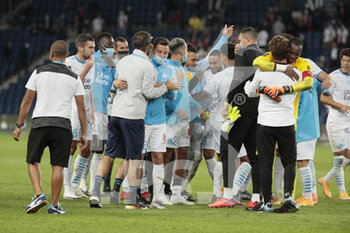 2020-09-13 - OM won the game, celebration and congratulations a the end, Andre VILLAS-BOAS (Olympique de Marseille) in arms of Steve MANDANDA (Olympique de Marseille), Florian THAUVIN (Olympique de Marseille) in arms of assistant trainer during the French championship Ligue 1 football match Uber Eats between Paris Saint-Germain and Olympique de Marseille on September 13, 2020 at Parc des Princes in Paris, France - Photo Stephane Allaman / DPPI - PARIS SAINT-GERMAIN VS OLYMPIQUE DE MARSEILLE - FRENCH LIGUE 1 - SOCCER