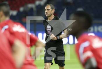 2020-09-16 - Referee Mikael Lesage wearing a t-shirt paying homage to deceased referee Sebastien Desiage during the warm up before the French championship Ligue 1 football match between Paris Saint-Germain (PSG) and FC Metz on September 16, 2020 at Parc des Princes stadium in Paris, France - Photo Juan Soliz / DPPI - PARIS SAINT-GERMAIN (PSG) VS FC METZ - FRENCH LIGUE 1 - SOCCER