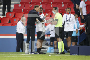 2020-09-16 - Coach of PSG Thomas Tuchel his assistant coaches Zsolt Low and Arno Michels argue with the fourth referee Aurelien Petit following the French championship Ligue 1 football match between Paris Saint-Germain (PSG) and FC Metz on September 16, 2020 at Parc des Princes stadium in Paris, France - Photo Juan Soliz / DPPI - PARIS SAINT-GERMAIN (PSG) VS FC METZ - FRENCH LIGUE 1 - SOCCER