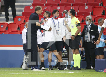 2020-09-16 - Coach of PSG Thomas Tuchel is restrained by his assistant coaches Arno Michels and Zsolt Low while arguing with the fourth referee Aurelien Petit following the French championship Ligue 1 football match between Paris Saint-Germain (PSG) and FC Metz on September 16, 2020 at Parc des Princes stadium in Paris, France - Photo Juan Soliz / DPPI - PARIS SAINT-GERMAIN (PSG) VS FC METZ - FRENCH LIGUE 1 - SOCCER