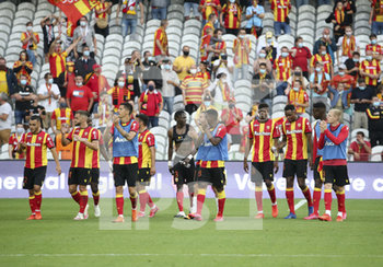 2020-09-19 - Players of Lens celebrate the victory following the French championship Ligue 1 football match between RC Lens and Girondins de Bordeaux on September 19, 2020 at Stade Bollaert-Delelis in Lens, France - Photo Juan Soliz / DPPI - RC LENS VS GIRONDINS DE BORDEAUX  - FRENCH LIGUE 1 - SOCCER