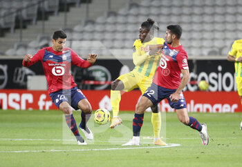 2020-09-25 - Moses Simon of FC Nantes between Benjamin Andre and Mehmet Zeki Celik of Lille during the French championship Ligue 1 football match between Lille OSC (LOSC) and FC Nantes on September 25, 2020 at Stade Pierre Mauroy in Villeneuve-d'Ascq near Lille, France - Photo Juan Soliz / DPPI - LILLE OSC AND FC NANTES - FRENCH LIGUE 1 - SOCCER