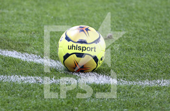 2020-09-25 - uhlsport official matchball during the French championship Ligue 1 football match between Lille OSC (LOSC) and FC Nantes on September 25, 2020 at Stade Pierre Mauroy in Villeneuve-d'Ascq near Lille, France - Photo Juan Soliz / DPPI - LILLE OSC AND FC NANTES - FRENCH LIGUE 1 - SOCCER