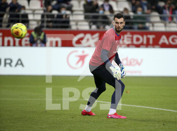 2020-09-27 - Goalkeeper of PSG Alexandre Letellier warms up before the French championship Ligue 1 football match between Stade de Reims and Paris Saint-Germain on September 27, 2020 at Stade Auguste Delaune in Reims, France - Photo Juan Soliz / DPPI - STADE DE REIMS VS PARIS SAINT-GERMAIN - FRENCH LIGUE 1 - SOCCER