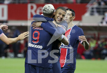 2020-09-27 - Mauro Icardi of PSG celebrates his goal with Kylian Mbappe during the French championship Ligue 1 football match between Stade de Reims and Paris Saint-Germain on September 27, 2020 at Stade Auguste Delaune in Reims, France - Photo Juan Soliz / DPPI - STADE DE REIMS VS PARIS SAINT-GERMAIN - FRENCH LIGUE 1 - SOCCER