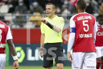 2020-09-27 - Referee Ruddy Buquet during the French championship Ligue 1 football match between Stade de Reims and Paris Saint-Germain on September 27, 2020 at Stade Auguste Delaune in Reims, France - Photo Juan Soliz / DPPI - STADE DE REIMS VS PARIS SAINT-GERMAIN - FRENCH LIGUE 1 - SOCCER