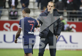 2020-09-27 - Coach of PSG Thomas Tuchel salutes Kylian Mbappe of PSG following the French championship Ligue 1 football match between Stade de Reims and Paris Saint-Germain on September 27, 2020 at Stade Auguste Delaune in Reims, France - Photo Juan Soliz / DPPI - STADE DE REIMS VS PARIS SAINT-GERMAIN - FRENCH LIGUE 1 - SOCCER