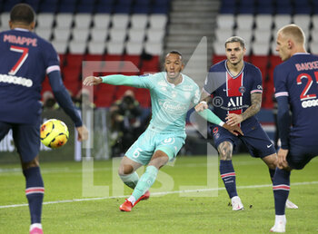2020-10-02 - Enzo Ebosse of Angers, Mauro Icardi of PSG during the French championship Ligue 1 football match between Paris Saint-Germain (PSG) and SCO Angers on October 2, 2020 at Parc des Princes stadium in Paris, France - Photo Jean Catuffe / DPPI - PARIS SAINT-GERMAIN VS SCO ANGERS - FRENCH LIGUE 1 - SOCCER