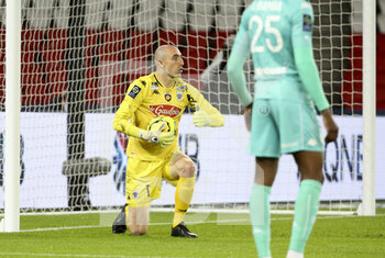 2020-10-02 - Goalkeeper of Angers Paul Bernardoni during the French championship Ligue 1 football match between Paris Saint-Germain (PSG) and SCO Angers on October 2, 2020 at Parc des Princes stadium in Paris, France - Photo Jean Catuffe / DPPI - PARIS SAINT-GERMAIN VS SCO ANGERS - FRENCH LIGUE 1 - SOCCER