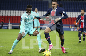 2020-10-02 - Kylian Mbappe of PSG, Abdoulaye Bamba of Angers (left) during the French championship Ligue 1 football match between Paris Saint-Germain and SCO Angers on October 2, 2020 at Parc des Princes stadium in Paris, France - Photo Jean Catuffe / DPPI - PARIS SAINT-GERMAIN VS SCO ANGERS - FRENCH LIGUE 1 - SOCCER