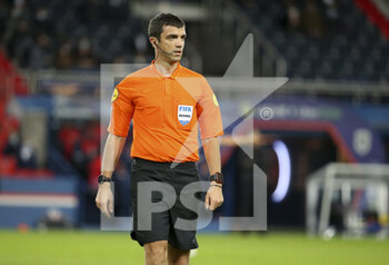 2020-10-02 - Referee Frank Schneider during the French championship Ligue 1 football match between Paris Saint-Germain (PSG) and SCO Angers on October 2, 2020 at Parc des Princes stadium in Paris, France - Photo Jean Catuffe / DPPI - PARIS SAINT-GERMAIN VS SCO ANGERS - FRENCH LIGUE 1 - SOCCER