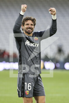 2020-10-03 - Goalkeeper of Lens Jean-Louis Leca celebrates the victory following the French championship Ligue 1 football match between RC Lens and AS Saint Etienne (ASSE) on October 3, 2020 at Stade Bollaert-Delelis formerly Stade Felix Bollaert in Lens, France - Photo Jean Catuffe / DPPI - RC LENS VS AS SAINT ETIENNE (ASSE) - FRENCH LIGUE 1 - SOCCER