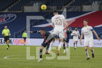 2020-11-28 - Kylian Mbappe (PSG) missed the ball, battled by Loris BENITO (Girondins de Bordeaux) during the French championship Ligue 1 football match between Paris Saint-Germain and Girondins de Bordeaux on November 28, 2020 at Parc des Princes stadium in Paris, France - Photo Stephane Allaman / DPPI - PARIS SAINT-GERMAIN VS GIRONDINS DE BORDEAUX - FRENCH LIGUE 1 - SOCCER
