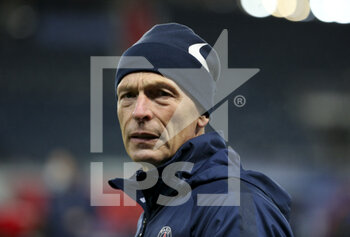 2020-12-13 - Fitness coach of PSG Rainer Schrey during the warm up before the French championship Ligue 1 football match between Paris Saint-Germain (PSG) and Olympique Lyonnais (OL) on December 13, 2020 at Parc des Princes stadium in Paris, France - Photo Jean Catuffe / DPPI - PARIS SAINT-GERMAIN (PSG) VS OLYMPIQUE LYONNAIS (OL) - FRENCH LIGUE 1 - SOCCER