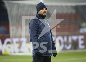 2020-12-13 - Assistant coach of PSG Zsolt Low during the warm up before the French championship Ligue 1 football match between Paris Saint-Germain (PSG) and Olympique Lyonnais (OL) on December 13, 2020 at Parc des Princes stadium in Paris, France - Photo Jean Catuffe / DPPI - PARIS SAINT-GERMAIN (PSG) VS OLYMPIQUE LYONNAIS (OL) - FRENCH LIGUE 1 - SOCCER