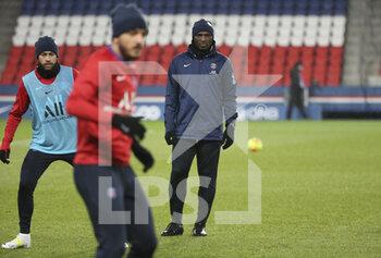 2020-12-13 - Assistant coach of PSG Zoumana Camara during the warm up before the French championship Ligue 1 football match between Paris Saint-Germain (PSG) and Olympique Lyonnais (OL) on December 13, 2020 at Parc des Princes stadium in Paris, France - Photo Jean Catuffe / DPPI - PARIS SAINT-GERMAIN (PSG) VS OLYMPIQUE LYONNAIS (OL) - FRENCH LIGUE 1 - SOCCER