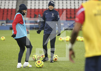 2020-12-13 - Assistant coach of PSG Arno Michels during the warm up before the French championship Ligue 1 football match between Paris Saint-Germain (PSG) and Olympique Lyonnais (OL) on December 13, 2020 at Parc des Princes stadium in Paris, France - Photo Jean Catuffe / DPPI - PARIS SAINT-GERMAIN (PSG) VS OLYMPIQUE LYONNAIS (OL) - FRENCH LIGUE 1 - SOCCER