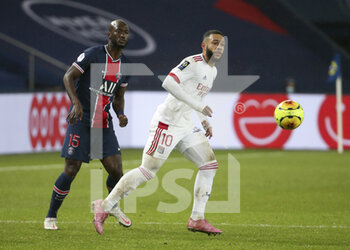 2020-12-13 - Memphis Depay of Lyon, Danilo Pereira of PSG (left) during the French championship Ligue 1 football match between Paris Saint-Germain (PSG) and Olympique Lyonnais (OL) on December 13, 2020 at Parc des Princes stadium in Paris, France - Photo Jean Catuffe / DPPI - PARIS SAINT-GERMAIN (PSG) VS OLYMPIQUE LYONNAIS (OL) - FRENCH LIGUE 1 - SOCCER