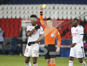 2020-12-13 - Thiago Mendes of Lyon receives a yellow card before receiving a red card from referee Benoit Bastien after a fault on Neymar Jr of PSG during the French championship Ligue 1 football match between Paris Saint-Germain (PSG) and Olympique Lyonnais (OL) on December 13, 2020 at Parc des Princes stadium in Paris, France - Photo Jean Catuffe / DPPI - PARIS SAINT-GERMAIN (PSG) VS OLYMPIQUE LYONNAIS (OL) - FRENCH LIGUE 1 - SOCCER