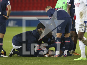 2020-12-13 - Neymar Jr of PSG, injured with a sprained ankle, leaves the pitch on a stretcher during the French championship Ligue 1 football match between Paris Saint-Germain (PSG) and Olympique Lyonnais (OL) on December 13, 2020 at Parc des Princes stadium in Paris, France - Photo Jean Catuffe / DPPI - PARIS SAINT-GERMAIN (PSG) VS OLYMPIQUE LYONNAIS (OL) - FRENCH LIGUE 1 - SOCCER