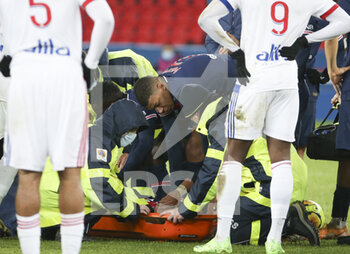 2020-12-13 - Neymar Jr of PSG, injured with a sprained ankle and consoled by Kylian Mbappe, leaves the pitch on a stretcher during the French championship Ligue 1 football match between Paris Saint-Germain (PSG) and Olympique Lyonnais (OL) on December 13, 2020 at Parc des Princes stadium in Paris, France - Photo Jean Catuffe / DPPI - PARIS SAINT-GERMAIN (PSG) VS OLYMPIQUE LYONNAIS (OL) - FRENCH LIGUE 1 - SOCCER