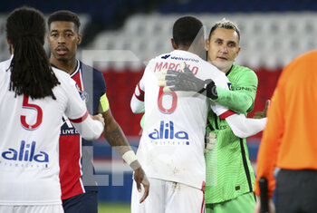 2020-12-13 - Goalkeeper of PSG Keylor Navas hugging Marcelo Guedes of Lyon following the French championship Ligue 1 football match between Paris Saint-Germain (PSG) and Olympique Lyonnais (OL) on December 13, 2020 at Parc des Princes stadium in Paris, France - Photo Jean Catuffe / DPPI - PARIS SAINT-GERMAIN (PSG) VS OLYMPIQUE LYONNAIS (OL) - FRENCH LIGUE 1 - SOCCER