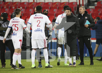 2020-12-13 - Leo Dubois of Lyon celebrates the victory with teammates following the French championship Ligue 1 football match between Paris Saint-Germain (PSG) and Olympique Lyonnais (OL) on December 13, 2020 at Parc des Princes stadium in Paris, France - Photo Jean Catuffe / DPPI - PARIS SAINT-GERMAIN (PSG) VS OLYMPIQUE LYONNAIS (OL) - FRENCH LIGUE 1 - SOCCER