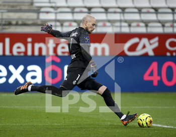 2020-12-16 - Goalkeeper of Reims Predrag Rajkovic during the French championship Ligue 1 football match between Stade de Reims and FC Nantes on December 16, 2020 at Stade Auguste Delaune in Reims, France - Photo Jean Catuffe / DPPI - STADE DE REIMS VS FC NANTES - FRENCH LIGUE 1 - SOCCER