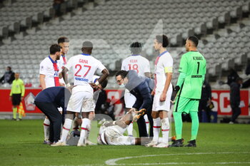 2020-12-20 - Blessure Kimpembe 3 PSG during the French championship Ligue 1 football match between Lille OSC and Paris Saint-Germain on December 20, 2020 at Pierre Mauroy stadium in Villeneuve-d'Ascq near Lille, France - Photo Laurent Sanson / LS Medianord / DPPI - LILLE OSC VS PARIS SAINT-GERMAIN - FRENCH LIGUE 1 - SOCCER