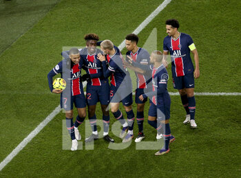2020-12-23 - Timothee Pembele of PSG (center) celebrates his goal with teammates during the French championship Ligue 1 football match between Paris Saint-Germain (PSG) and RC Strasbourg on December 23, 2020 at Parc des Princes stadium in Paris, France - Photo Jean Catuffe / DPPI - PARIS SAINT-GERMAIN (PSG) VS RC STRASBOURG - FRENCH LIGUE 1 - SOCCER