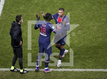 2020-12-23 - Kylian Mbappe of PSG is replaced by Moise Kean during the French championship Ligue 1 football match between Paris Saint-Germain (PSG) and RC Strasbourg on December 23, 2020 at Parc des Princes stadium in Paris, France - Photo Jean Catuffe / DPPI - PARIS SAINT-GERMAIN (PSG) VS RC STRASBOURG - FRENCH LIGUE 1 - SOCCER