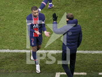 2020-12-23 - Kylian Mbappe of PSG salutes coach of PSG Thomas Tuchel when he's replaced during the French championship Ligue 1 football match between Paris Saint-Germain (PSG) and RC Strasbourg on December 23, 2020 at Parc des Princes stadium in Paris, France - Photo Jean Catuffe / DPPI - PARIS SAINT-GERMAIN (PSG) VS RC STRASBOURG - FRENCH LIGUE 1 - SOCCER