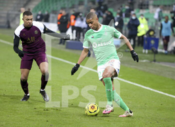 2021-01-06 - Kevin Monnet-Paquet of Saint-Etienne, Kylian Mbappe of PSG (left) during the French championship Ligue 1 football match between AS Saint-Etienne (ASSE) and Paris Saint-Germain (PSG) on January 6, 2021 at stade Geoffroy Guichard in Saint-Etienne, France - Photo Jean Catuffe / DPPI - AS SAINT-ETIENNE (ASSE) VS PARIS SAINT-GERMAIN (PSG) - FRENCH LIGUE 1 - SOCCER