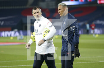 2021-01-09 - Goalkeepers' coach of PSG Toni Jimenez, goalkeeper of PSG Keylor Navas during the warm up before the French championship Ligue 1 football match between Paris Saint-Germain (PSG) and Stade Brestois 29 on January 9, 2021 at Parc des Princes stadium in Paris, France - Photo Jean Catuffe / DPPI - PARIS SAINT-GERMAIN (PSG) AND STADE BRESTOIS - FRENCH LIGUE 1 - SOCCER