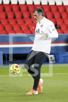 2021-01-09 - Goalkeepers' coach of PSG Toni Jimenez during the warm up before the French championship Ligue 1 football match between Paris Saint-Germain (PSG) and Stade Brestois 29 on January 9, 2021 at Parc des Princes stadium in Paris, France - Photo Jean Catuffe / DPPI - PARIS SAINT-GERMAIN (PSG) AND STADE BRESTOIS - FRENCH LIGUE 1 - SOCCER
