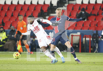 2021-01-09 - Ronael Pierre-Gabriel of Brest, Mitchel Bakker of PSG during the French championship Ligue 1 football match between Paris Saint-Germain (PSG) and Stade Brestois 29 on January 9, 2021 at Parc des Princes stadium in Paris, France - Photo Jean Catuffe / DPPI - PARIS SAINT-GERMAIN (PSG) AND STADE BRESTOIS - FRENCH LIGUE 1 - SOCCER