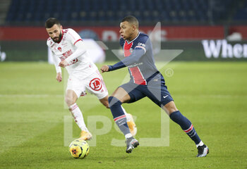 2021-01-09 - Kylian Mbappe of PSG, Franck Honorat of Brest (left) during the French championship Ligue 1 football match between Paris Saint-Germain (PSG) and Stade Brestois 29 on January 9, 2021 at Parc des Princes stadium in Paris, France - Photo Jean Catuffe / DPPI - PARIS SAINT-GERMAIN (PSG) AND STADE BRESTOIS - FRENCH LIGUE 1 - SOCCER
