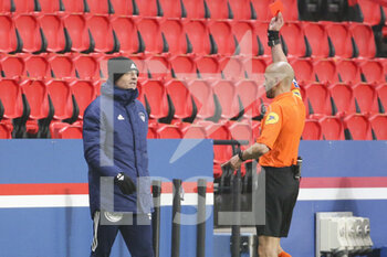 2021-01-09 - Assistant coach of Stade Brestois Gregory Peres receives a red card from referee Hakim Ben El Hadj during the French championship Ligue 1 football match between Paris Saint-Germain (PSG) and Stade Brestois 29 on January 9, 2021 at Parc des Princes stadium in Paris, France - Photo Jean Catuffe / DPPI - PARIS SAINT-GERMAIN (PSG) AND STADE BRESTOIS - FRENCH LIGUE 1 - SOCCER