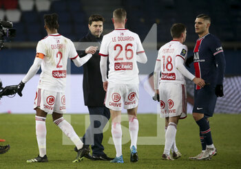 2021-01-09 - Coach of PSG Mauricio Pochettino salutes players of Brest following the French championship Ligue 1 football match between Paris Saint-Germain (PSG) and Stade Brestois 29 on January 9, 2021 at Parc des Princes stadium in Paris, France - Photo Jean Catuffe / DPPI - PARIS SAINT-GERMAIN (PSG) AND STADE BRESTOIS - FRENCH LIGUE 1 - SOCCER