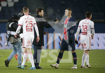 2021-01-09 - Coach of PSG Mauricio Pochettino salutes Mauro Icardi following the French championship Ligue 1 football match between Paris Saint-Germain (PSG) and Stade Brestois 29 on January 9, 2021 at Parc des Princes stadium in Paris, France - Photo Jean Catuffe / DPPI - PARIS SAINT-GERMAIN (PSG) AND STADE BRESTOIS - FRENCH LIGUE 1 - SOCCER