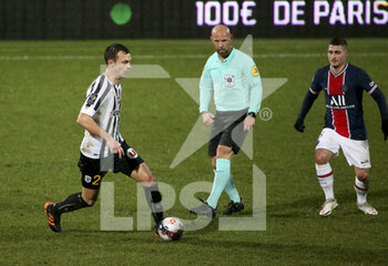 2021-01-16 - Romain Thomas of Angers, referee Amaury Delerue, Marco Verratti of PSG during the French championship Ligue 1 football match between Angers SCO and Paris Saint-Germain on January 16, 2021 at Stade Raymond Kopa in Angers, France - Photo Jean Catuffe / DPPI - ANGERS SCO AND PARIS SAINT-GERMAIN - FRENCH LIGUE 1 - SOCCER