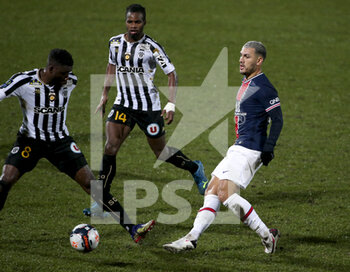 2021-01-16 - Leandro Paredes of PSG (right), Ismael Traore, Lassana Coulibaly of Angers during the French championship Ligue 1 football match between Angers SCO and Paris Saint-Germain on January 16, 2021 at Stade Raymond Kopa in Angers, France - Photo Jean Catuffe / DPPI - ANGERS SCO AND PARIS SAINT-GERMAIN - FRENCH LIGUE 1 - SOCCER