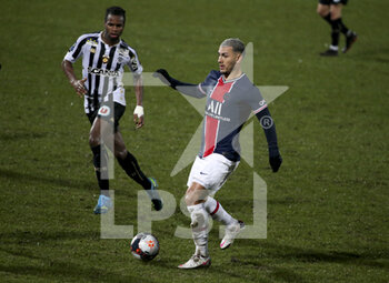 2021-01-16 - Leandro Paredes of PSG, Lassana Coulibaly of Angers (left) during the French championship Ligue 1 football match between Angers SCO and Paris Saint-Germain on January 16, 2021 at Stade Raymond Kopa in Angers, France - Photo Jean Catuffe / DPPI - ANGERS SCO AND PARIS SAINT-GERMAIN - FRENCH LIGUE 1 - SOCCER