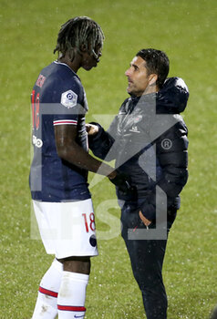 2021-01-16 - Assistant coach of PSG Jesus Perez who's replacing coach of PSG Mauricio Pochettino on the sideline for this match talks to Moise Kean of PSG during the French championship Ligue 1 football match between Angers SCO and Paris Saint-Germain on January 16, 2021 at Stade Raymond Kopa in Angers, France - Photo Jean Catuffe / DPPI - ANGERS SCO AND PARIS SAINT-GERMAIN - FRENCH LIGUE 1 - SOCCER
