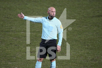 2021-01-16 - Referee Amaury Delerue during the French championship Ligue 1 football match between Angers SCO and Paris Saint-Germain on January 16, 2021 at Stade Raymond Kopa in Angers, France - Photo Jean Catuffe / DPPI - ANGERS SCO AND PARIS SAINT-GERMAIN - FRENCH LIGUE 1 - SOCCER